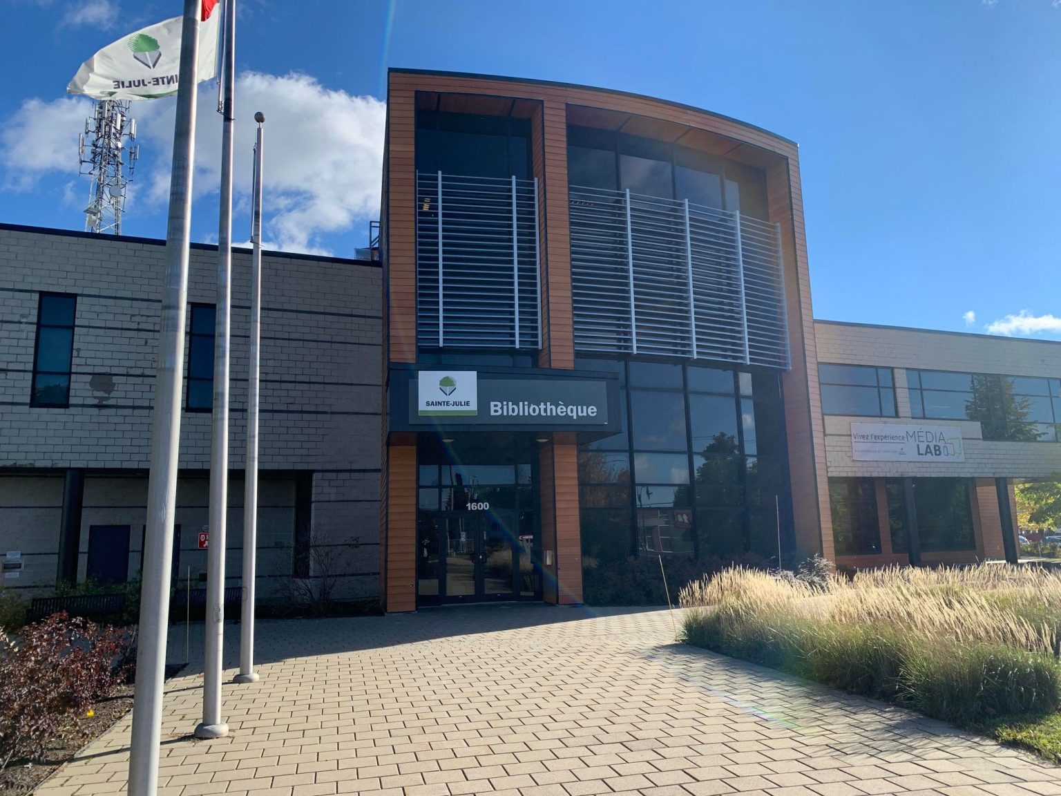 Exposition double à la bibliothèque de SainteJulie Les Versants